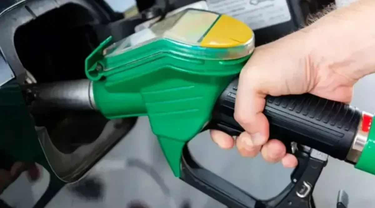 Ara&ccedil; sahiplerine k&ouml;t&uuml; haber: Benzine zam geliyor!