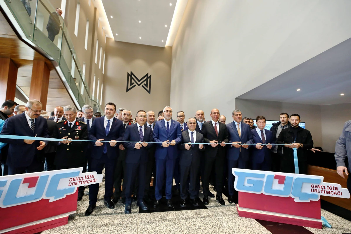 BAKAN IŞIKHAN&rsquo;IN KATILIMIYLA GA&Uuml;N&rsquo;DE İPEK YOLU KARİYER FUARI A&Ccedil;ILDI