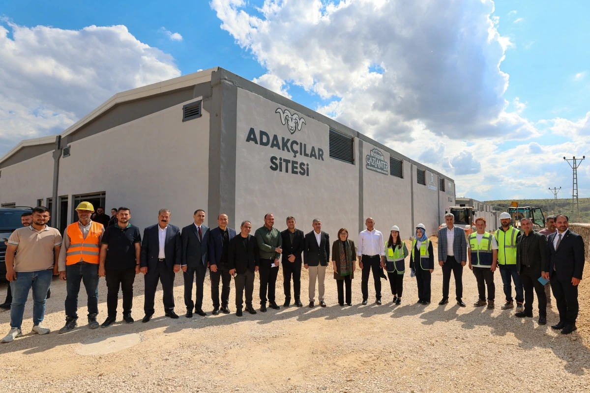 BAŞKAN ŞAHİN, GAZİ KONUT TARAFINDAN YAPILAN YENİ ADAK&Ccedil;ILAR SİTESİ&rsquo;Nİ İNCELEDİ