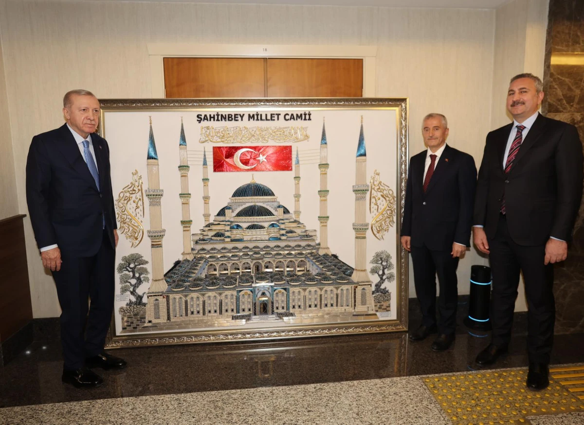 BAŞKAN TAHMAZOĞLU&rsquo;NDAN CUMHURBAŞKANI ERDOĞAN&rsquo;A ANLAMLI HEDİYE