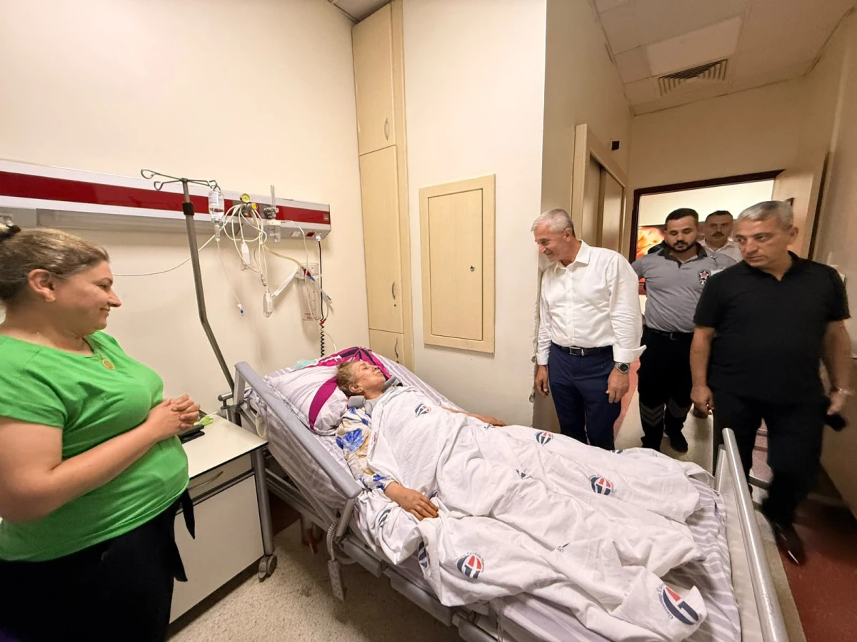 BAŞKAN TAHMAZOĞLU&rsquo;NDAN HASTALARA MORAL, SAĞLIK &Ccedil;ALIŞANLARINA DESTEK ZİYARETİ