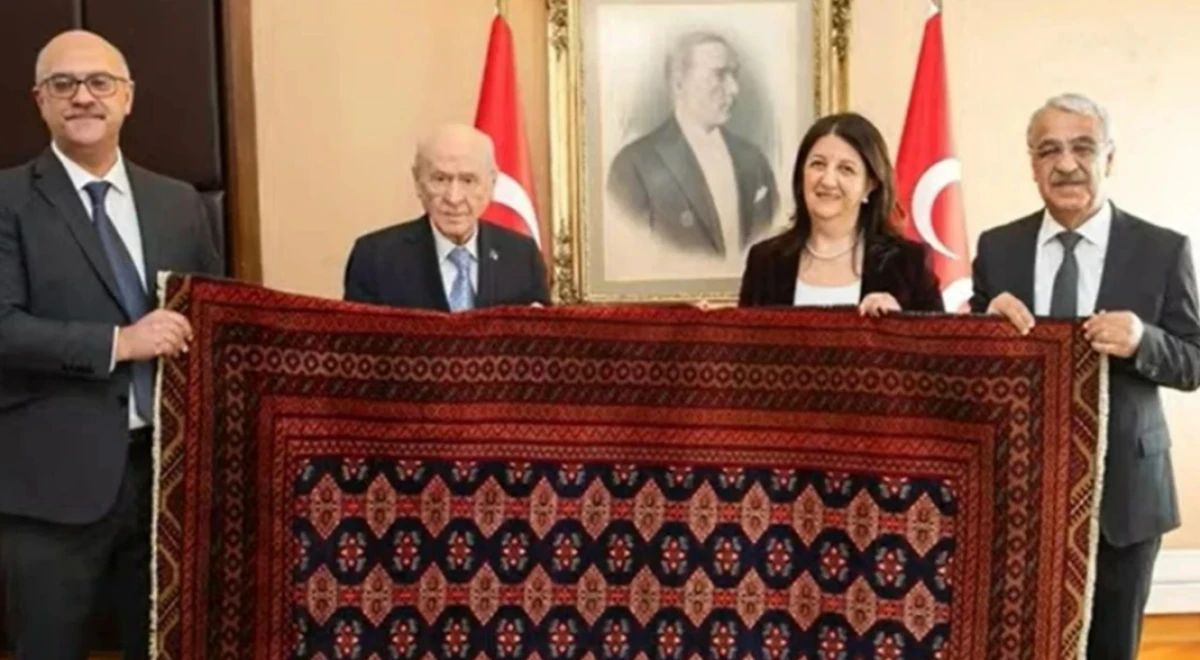 &Ccedil;orap &ouml;r&uuml;lmesinden iyidir... &Ouml;calan, Bah&ccedil;eli i&ccedil;in dokutmuş... Kilime, her y&ouml;rede farklı anlamlar y&uuml;klenir Bu da &ldquo;Ter&ouml;rs&uuml;z T&uuml;rkiye&rdquo;nin kilimi&hellip;