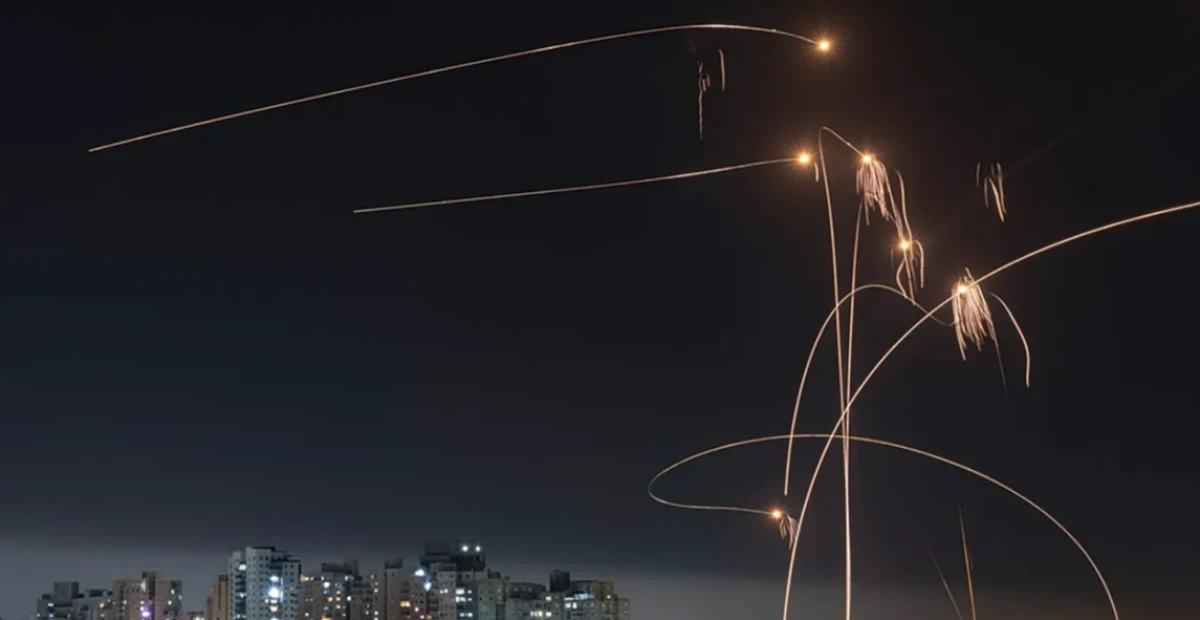 Demir kubbe delik kubbe oldu! Topluca sığınaklara iniyorlar...İsrail&rsquo;de eğitime 2 g&uuml;n ara verildi