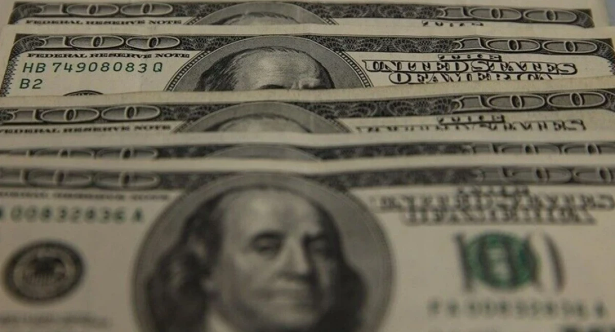 D&ouml;viz b&uuml;rolarında tabela değişti: Dolar &ccedil;ıkıyor euro d&uuml;ş&uuml;yor