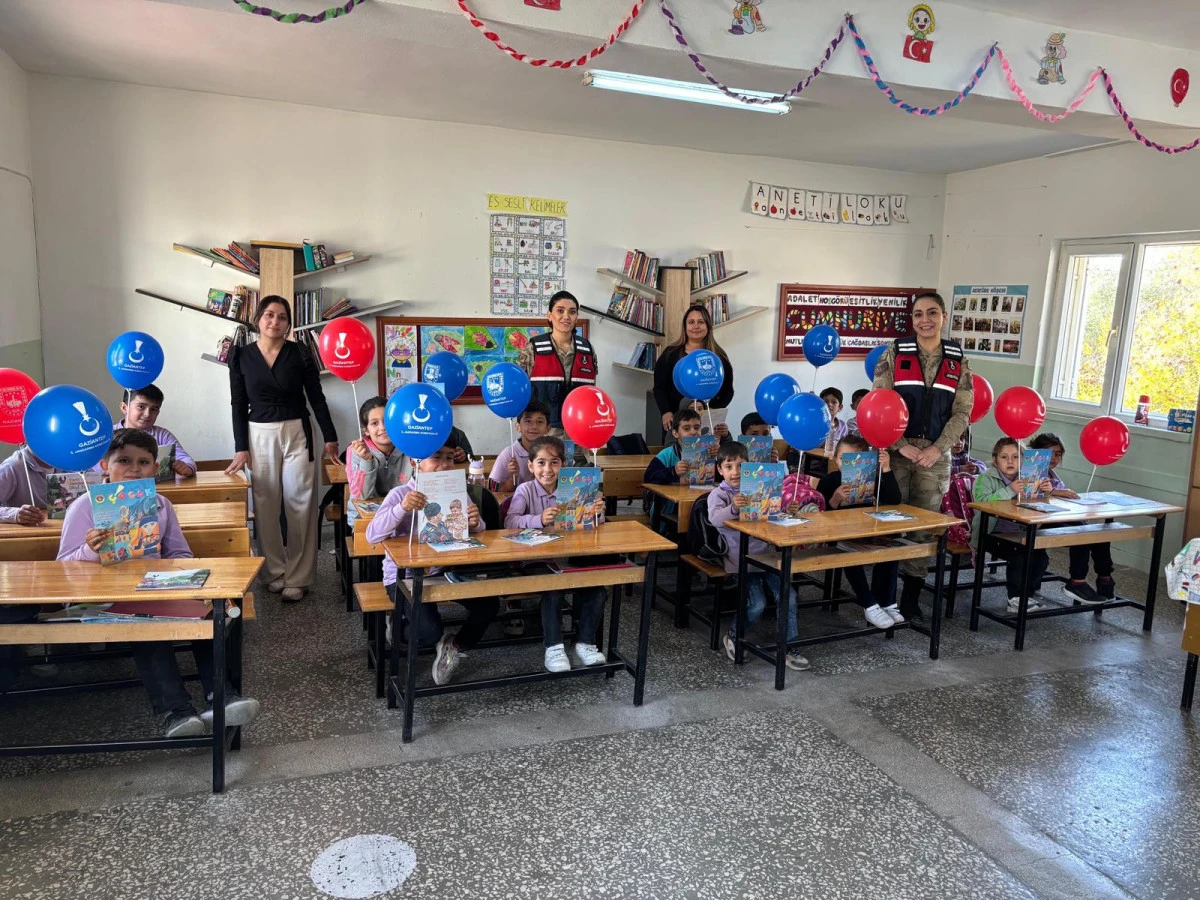 DÜNYA ÇOCUK HAKLARI GÜNÜNDE JANDARMADAN ÇOCUKLARA ANLAMLI ZİYARET