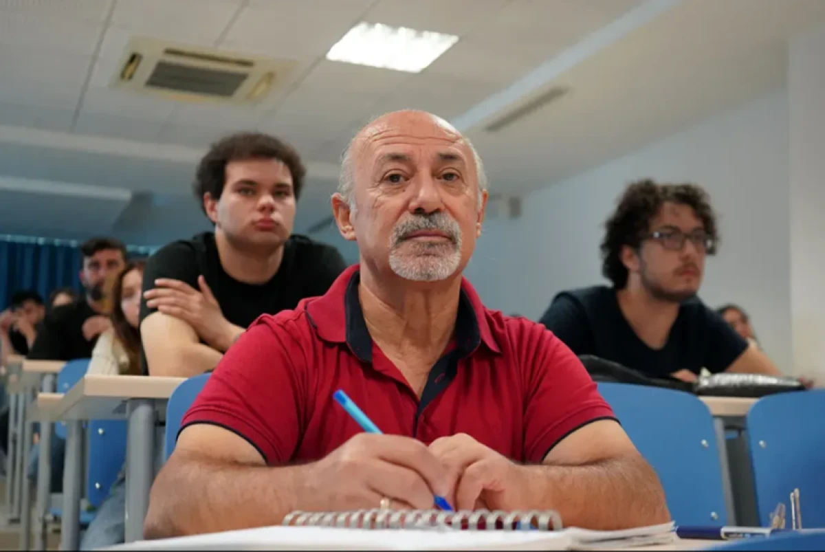 Emekli öğretmen 63 yaşında yeniden öğrenci oldu