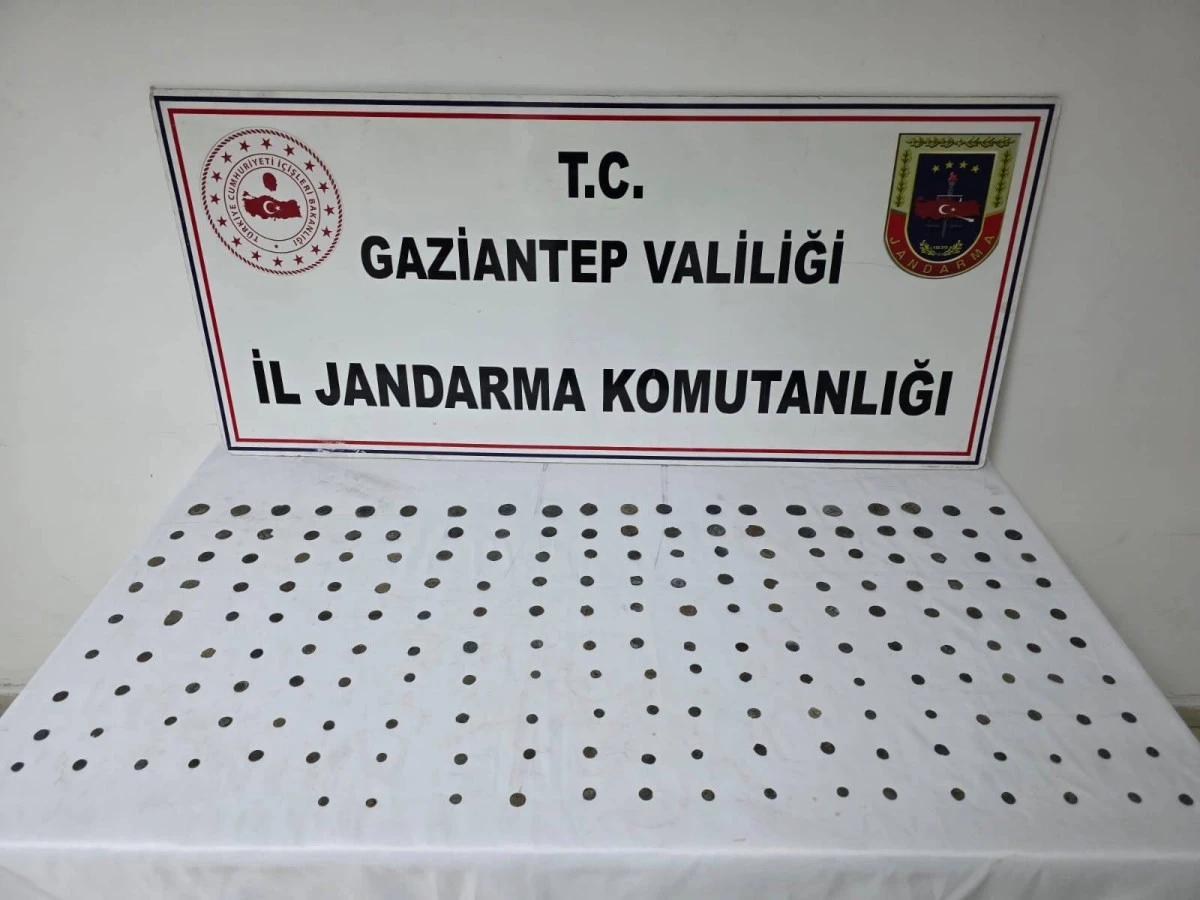 GAZİANTEP JANDARMADAN TARİHİ ESER OPERASYONU: 195 ADET SİKKE ELE GE&Ccedil;İRİLDİ