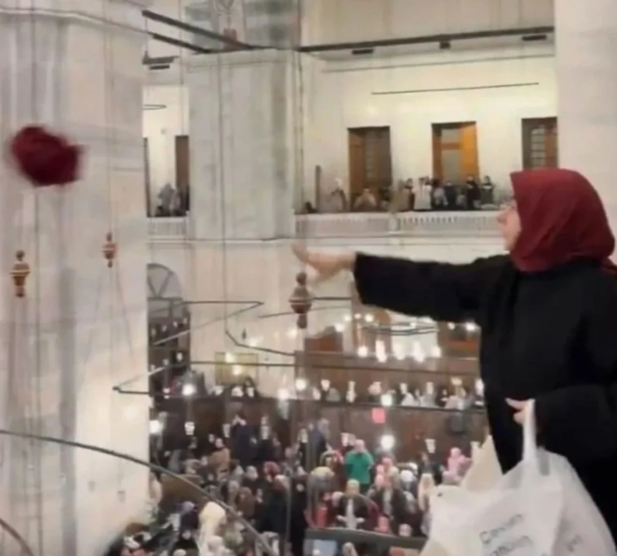 Kadınlar &ldquo;Mescid-i Aksa 17 g&uuml;nd&uuml;r kapalı namusunuza sahip &ccedil;ıkın&rdquo; diye erkeklere baş&ouml;rt&uuml;s&uuml; attılar