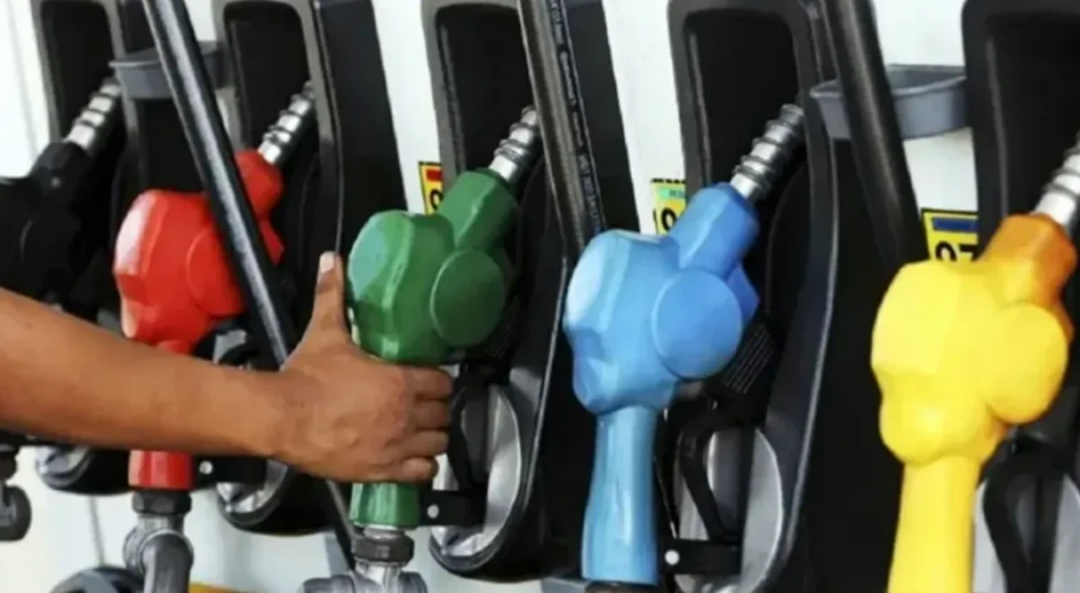 Pompa alev aldı: Motorine bu gece &ccedil;ifte zam şoku!