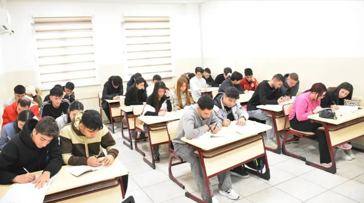 ŞAHİNBEY'DEN YKS VE LGS ADAYLARINA &Uuml;CRETSİZ DERSHANE DESTEĞİ