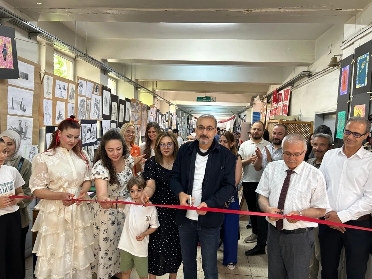 ŞEHİT ADEM YAVUZ ORTAOKULU'NDA SANAT R&Uuml;ZGARI: "RENKLERİN VE &Ccedil;İZGİLERİN DİLİ" SERGİSİ B&Uuml;Y&Uuml;K BEĞENİ TOPLADI