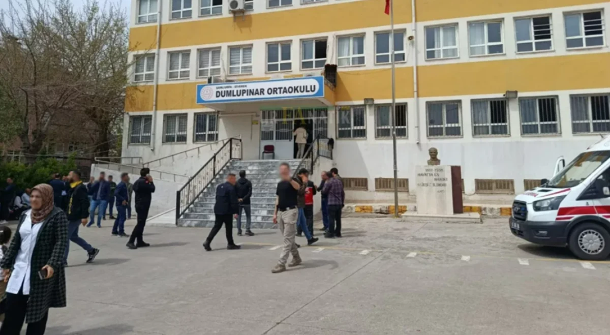 Siverek Dumlupınar Ortaokulu'nda dehşet: G&ouml;z&uuml; d&ouml;nm&uuml;ş veli &ouml;ğretmene bı&ccedil;akla saldırdı!