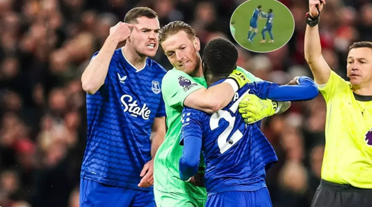 Takım arkadaşına tokat attı! Kırmızı kart g&ouml;rd&uuml;